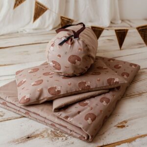 Kocyk bawełniany do przedszkola beżowy zestaw z poduszką 3w1 jeżyki coffe