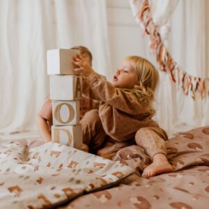 Kocyk bawełniany do przedszkola beżowy zestaw z poduszką 3w1 jeżyki coffe