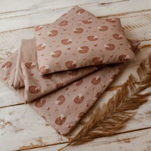 Kocyk bawełniany do przedszkola beżowy zestaw z poduszką 3w1 jeżyki coffe