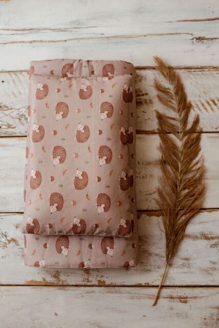 Kocyk bawełniany do przedszkola beżowy zestaw z poduszką 3w1 jeżyki coffe