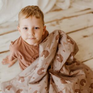 Kocyk bawełniany do przedszkola beżowy zestaw z poduszką 3w1 jeżyki coffe