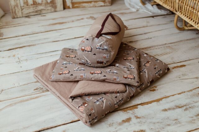 Kocyk bawełniany do żłobka pościel premium zestaw 3w1 auta boho beż