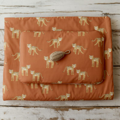 Kocyk bawełniany do przedszkola z workiem pomarańczowy gepardy