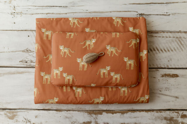 Kocyk bawełniany do przedszkola z workiem pomarańczowy gepardy