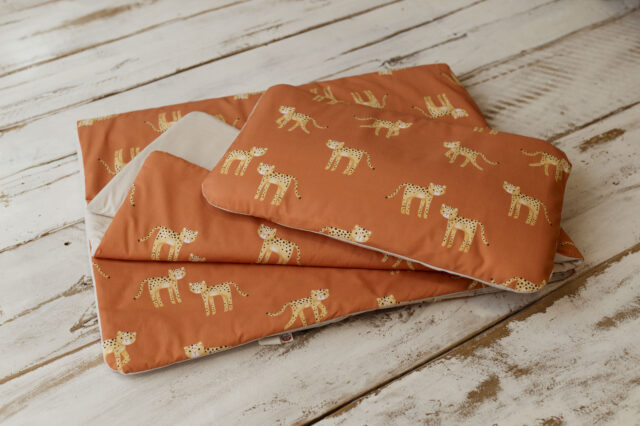 Kocyk bawełniany do przedszkola z workiem pomarańczowy gepardy