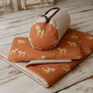 Kocyk bawełniany do przedszkola z workiem pomarańczowy gepardy