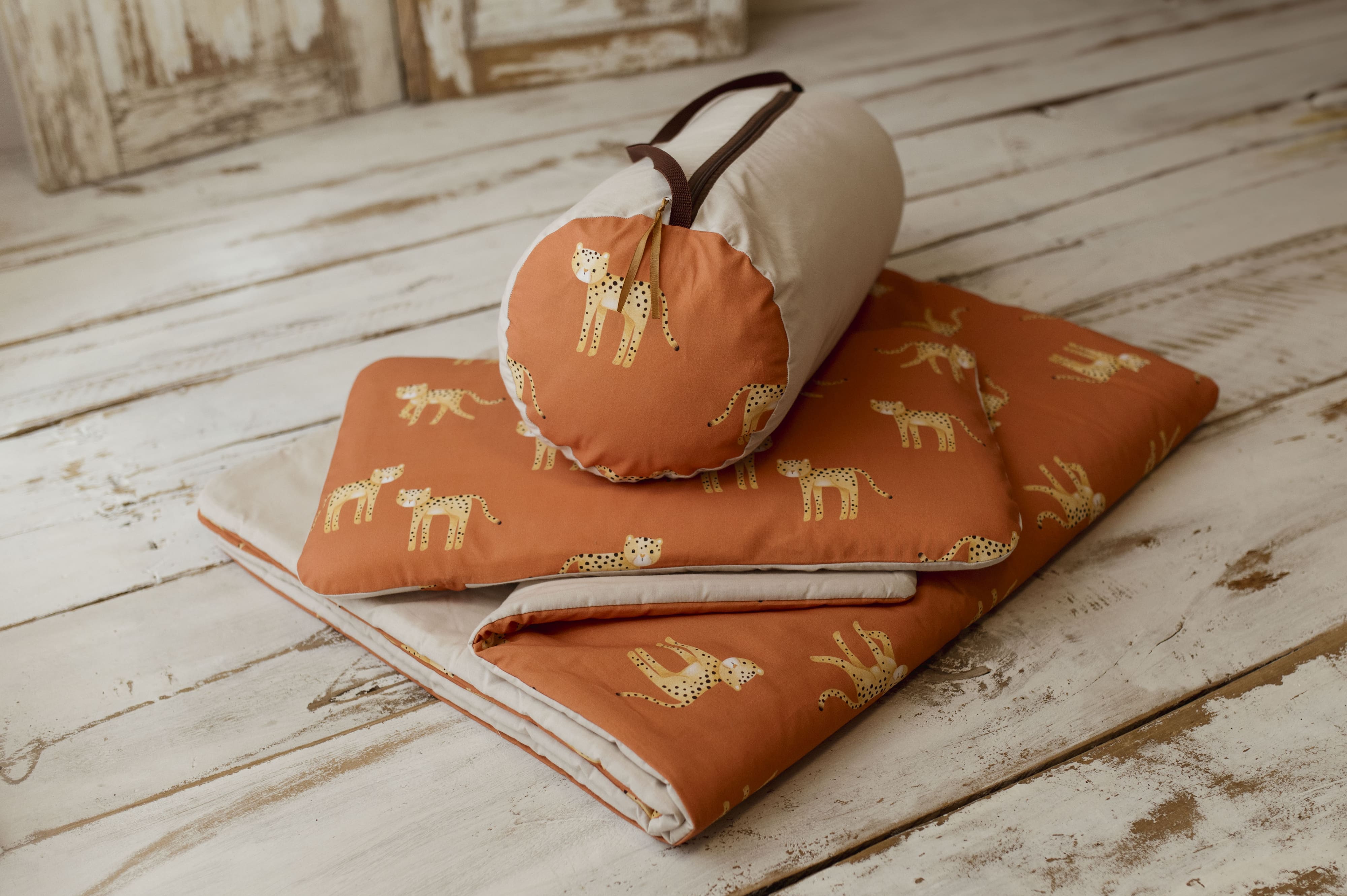 Kocyk bawełniany do przedszkola z workiem pomarańczowy gepardy