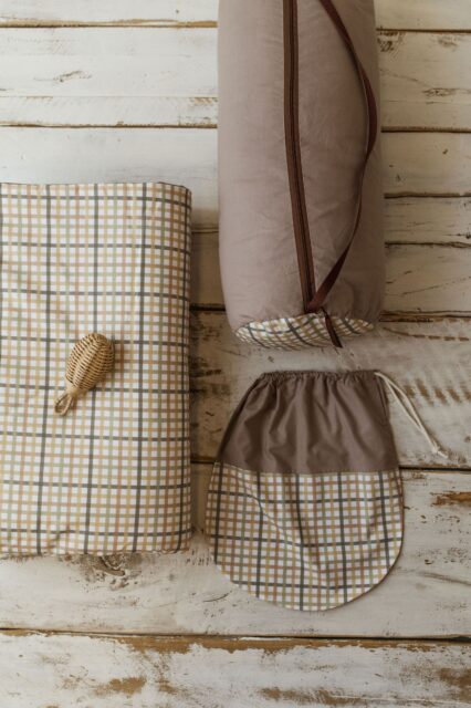 Kocyk bawełniany do żłobka brązowy w kratę zestaw 3w1 z poduszką