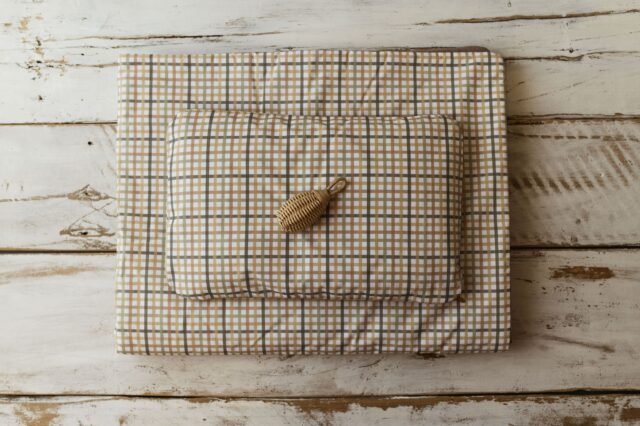 Kocyk bawełniany do żłobka brązowy w kratę zestaw 3w1 z poduszką