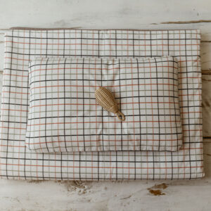 Kocyk bawełniany do żłobka brązowy w kratkę 135×100cm