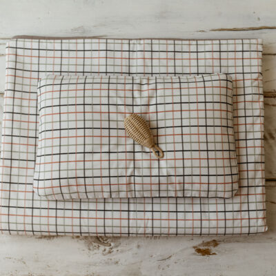 Kocyk bawełniany do żłobka brązowy w kratkę 135×100cm