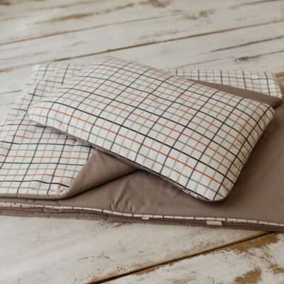 Kocyk bawełniany do żłobka brązowy w kratkę 135×100cm