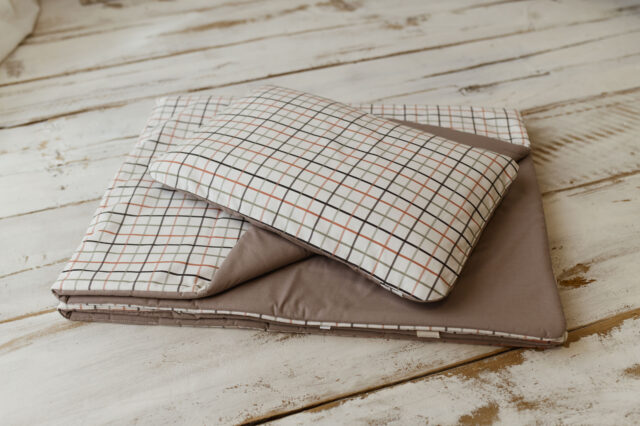 Kocyk bawełniany do żłobka brązowy w kratkę 135×100cm