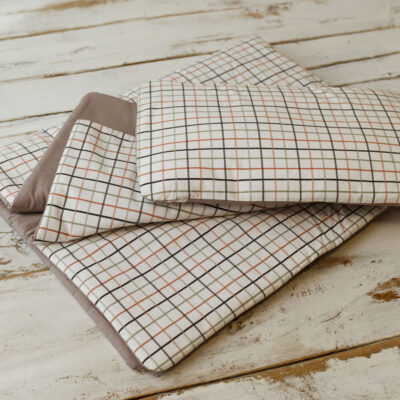 Kocyk bawełniany do żłobka brązowy w kratkę 135×100cm