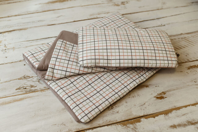 Kocyk bawełniany do żłobka brązowy w kratkę 135×100cm