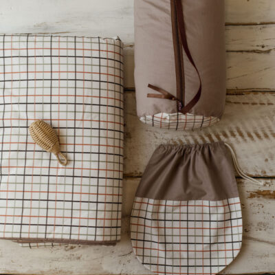 Kocyk bawełniany do żłobka brązowy w kratkę 135×100cm