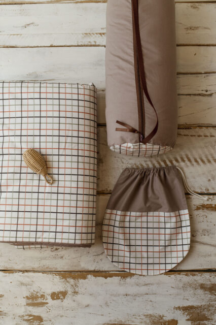 Kocyk bawełniany do żłobka brązowy w kratkę 135×100cm