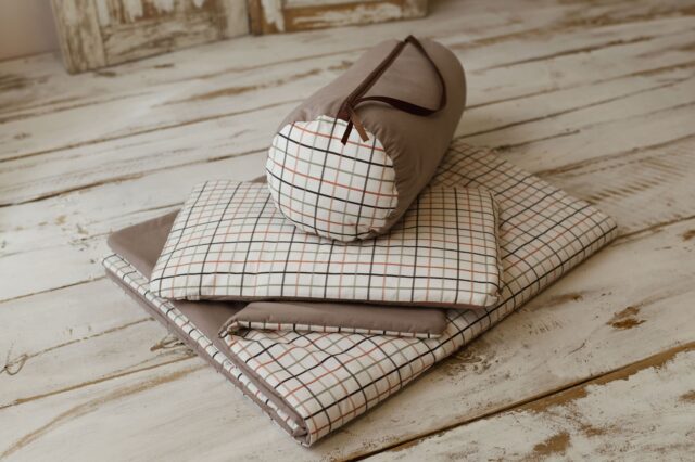 Kocyk bawełniany do żłobka brązowy w kratkę 135×100cm