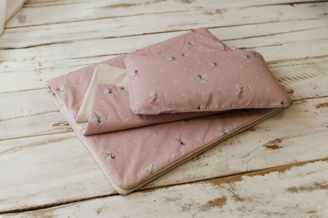 Kocyk dla dziewczynki do przedszkola różowy wróżki