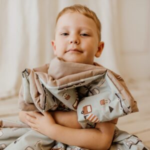 Kocyk do przedszkola dla chłopca zestaw 3w1 auta mięta beż