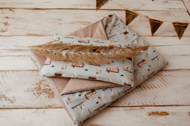 Kocyk do przedszkola dla chłopca zestaw 3w1 auta mięta beż