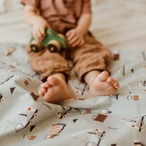 Kocyk do przedszkola dla chłopca zestaw 3w1 auta mięta beż