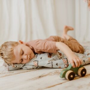 Kocyk do przedszkola dla chłopca zestaw 3w1 auta mięta beż