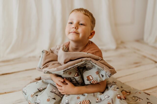 Kocyk do przedszkola dla chłopca zestaw 3w1 auta mięta beż