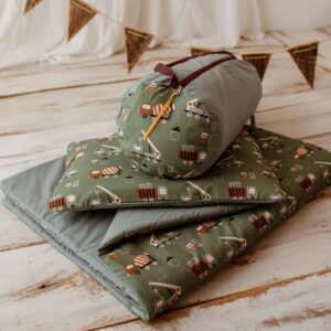 Kocyk do przedszkola dla chłopca zestaw z poduszką auta zielone szałwia