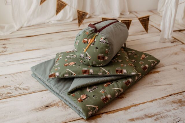 Kocyk do przedszkola dla chłopca zestaw z poduszką auta zielone szałwia