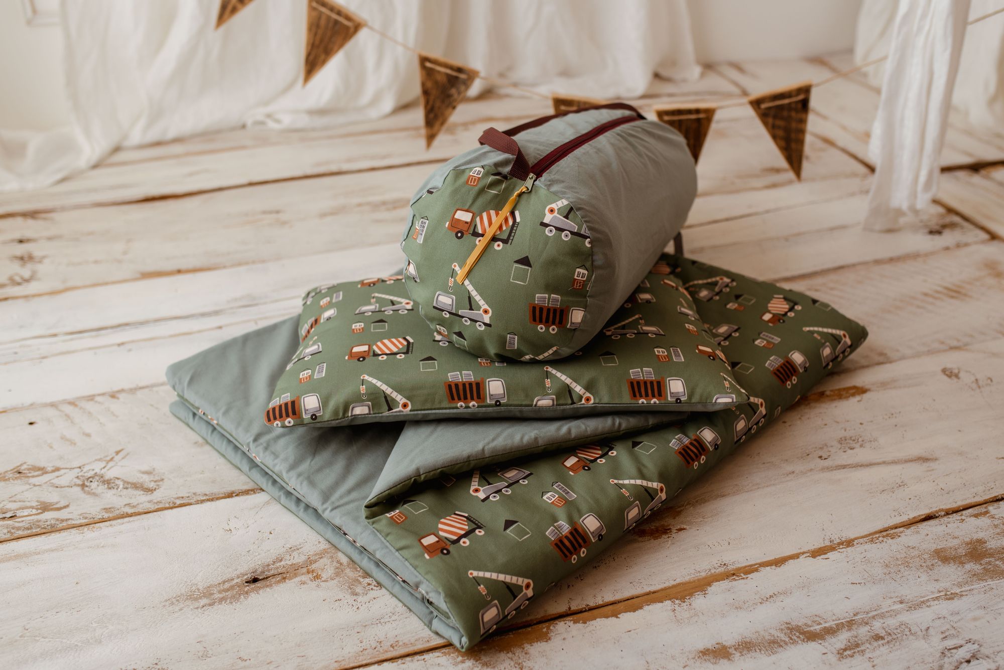 Kocyk do przedszkola dla chłopca zestaw z poduszką auta zielone szałwia