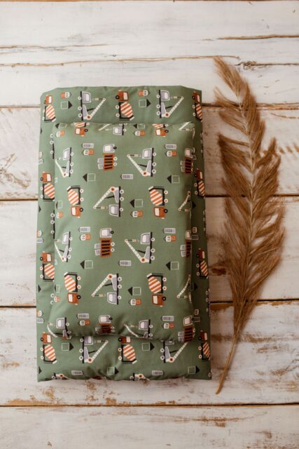 Kocyk do przedszkola dla chłopca zestaw z poduszką auta zielone szałwia