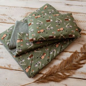 Kocyk do przedszkola dla chłopca zestaw z poduszką auta zielone szałwia