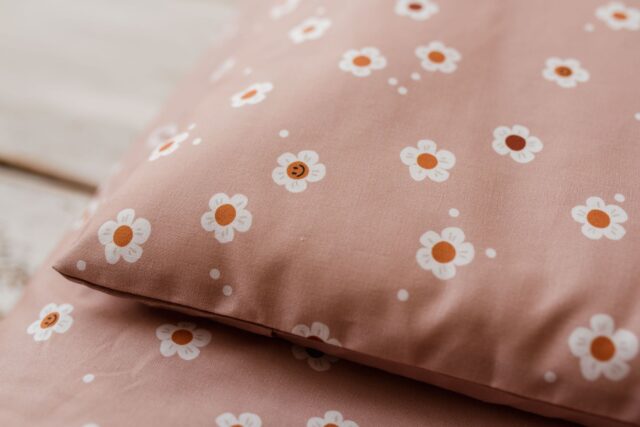 Kocyk do przedszkola z poduszką pościel 3w1 kwiatuszki uśmiechnij się