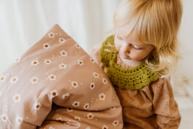 Kocyk do przedszkola z poduszką pościel 3w1 kwiatuszki uśmiechnij się