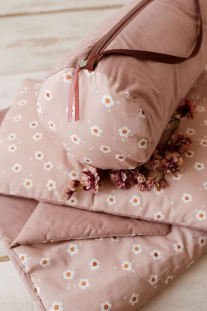 Kocyk do przedszkola z poduszką pościel 3w1 kwiatuszki uśmiechnij się