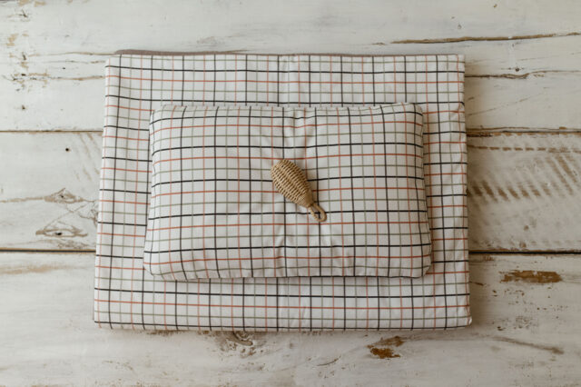 Kocyk do przedszkola brązowy w kratkę zestaw z poduszką