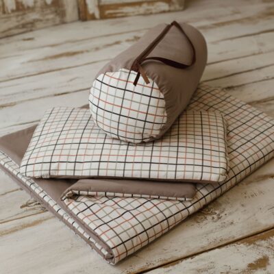 Kocyk do przedszkola brązowy w kratkę zestaw z poduszką