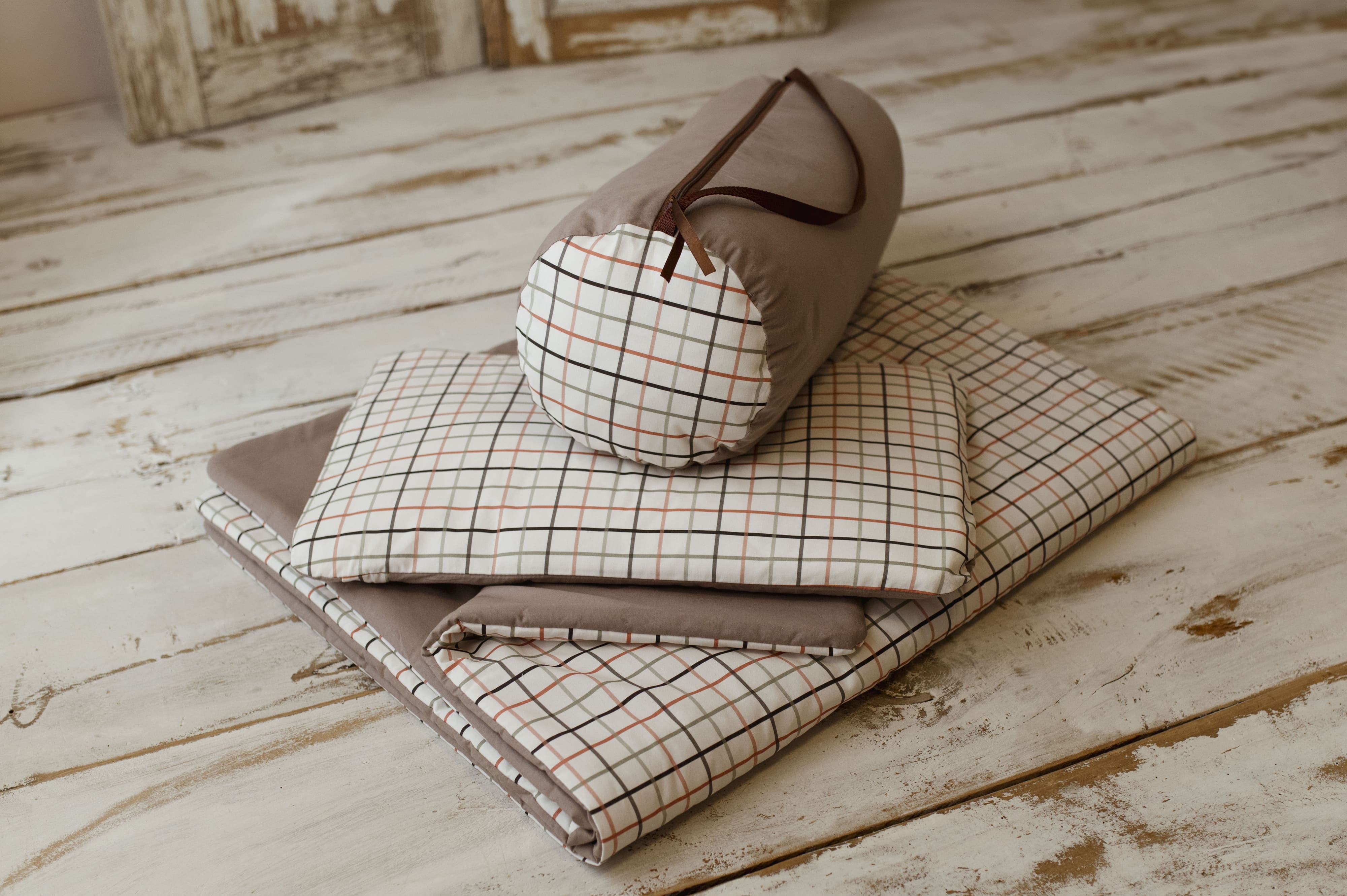 Kocyk do przedszkola brązowy w kratkę zestaw z poduszką