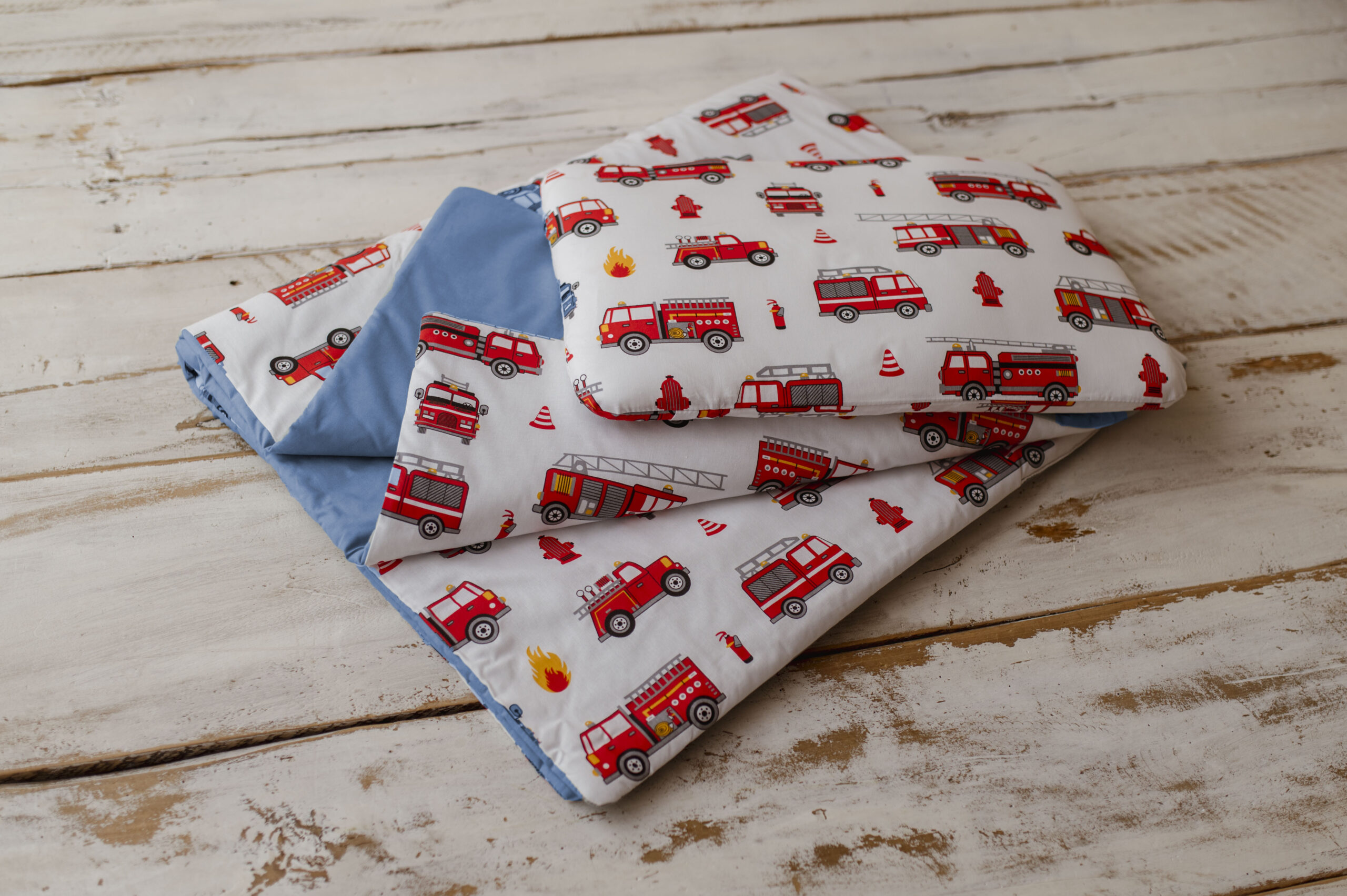 Kocyk do przedszkola dla chłopca 160×120 cm wozy strażackie