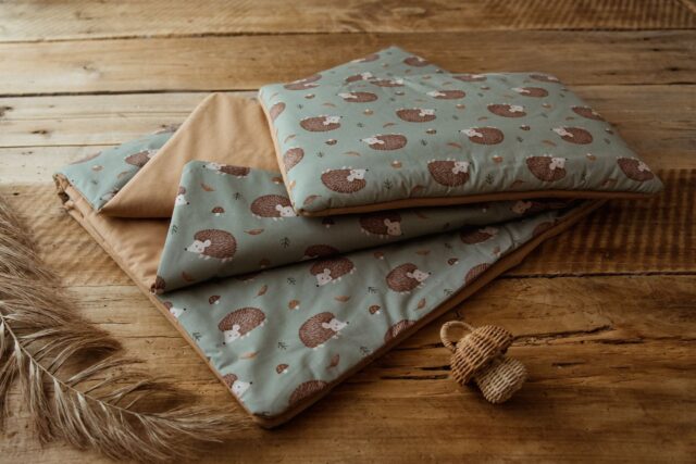 Kocyk do przedszkola zestaw 3w1 jeżyki zielone