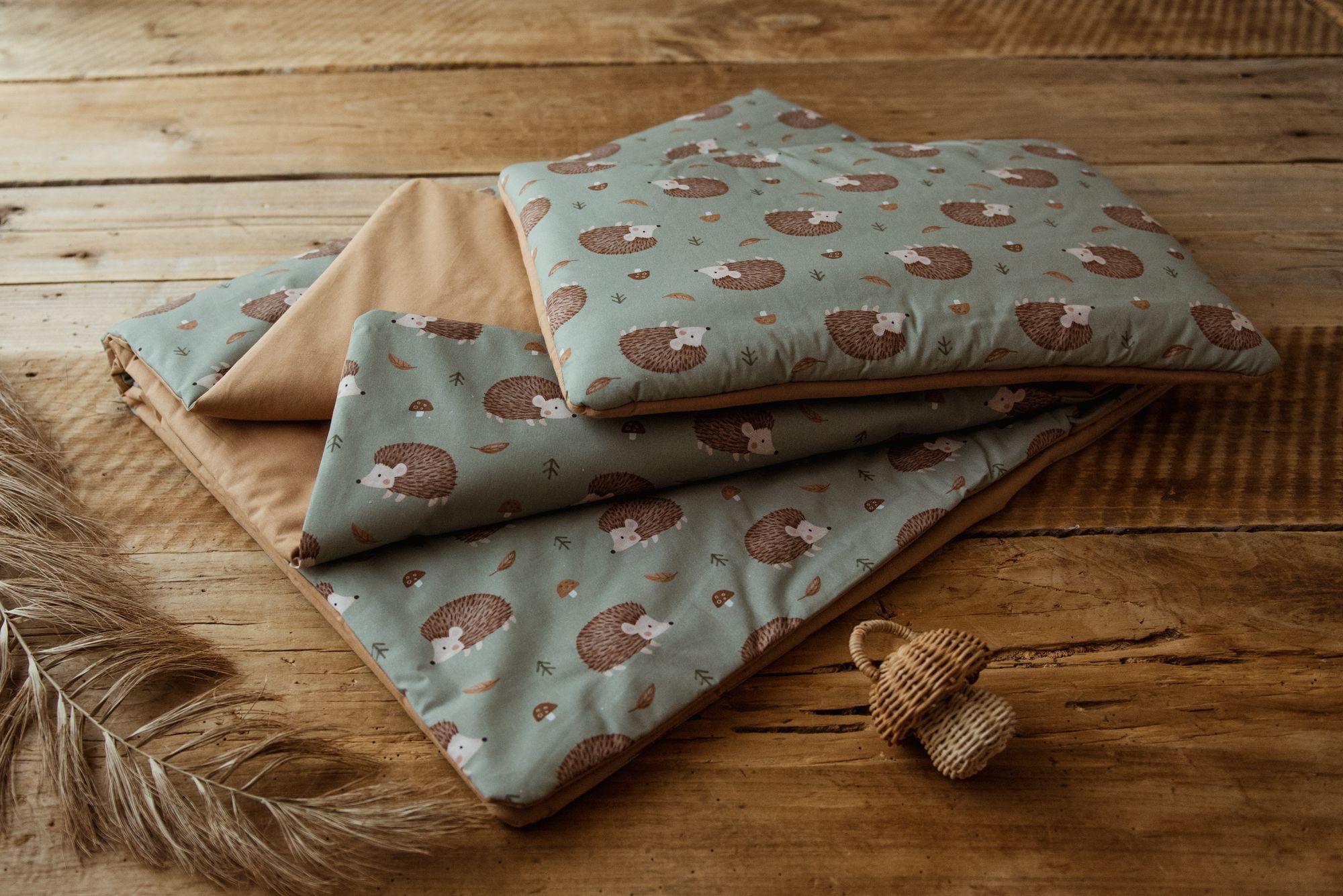 Kocyk do przedszkola zestaw 3w1 jeżyki zielone