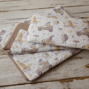 Kocyk do żłobka brązowy 100×135 cm retro wyścig