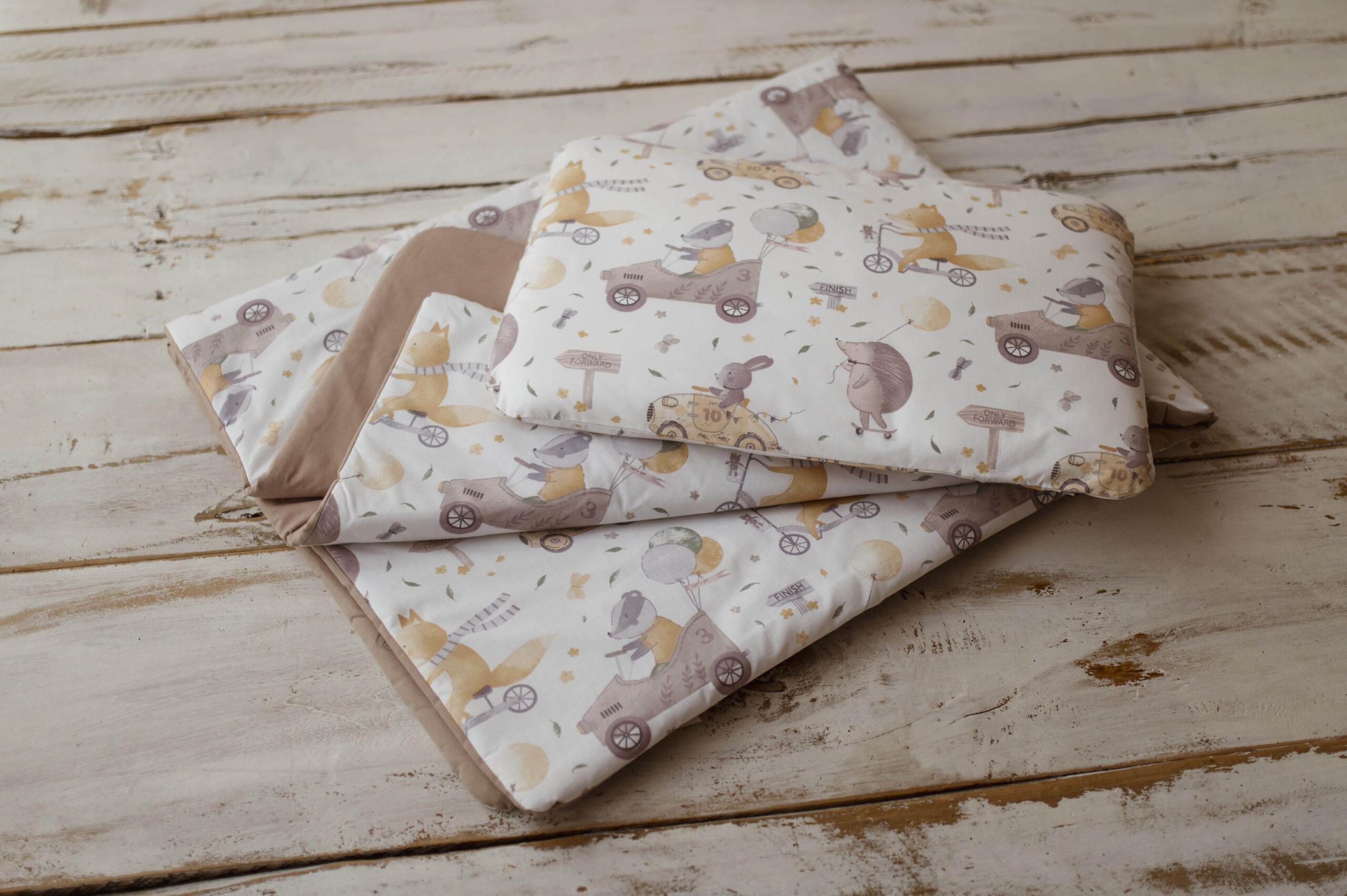 Kocyk do żłobka brązowy 100×135 cm retro wyścig