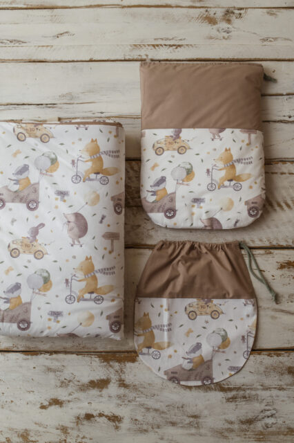 Kocyk do żłobka brązowy 100×135 cm retro wyścig