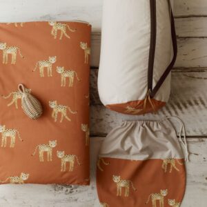 Kocyk do żłobka dla dzieci pomarańczowy gepardy