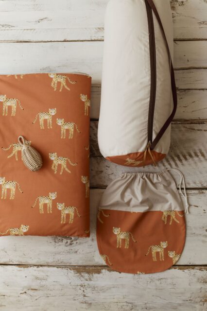 Kocyk do żłobka dla dzieci pomarańczowy gepardy