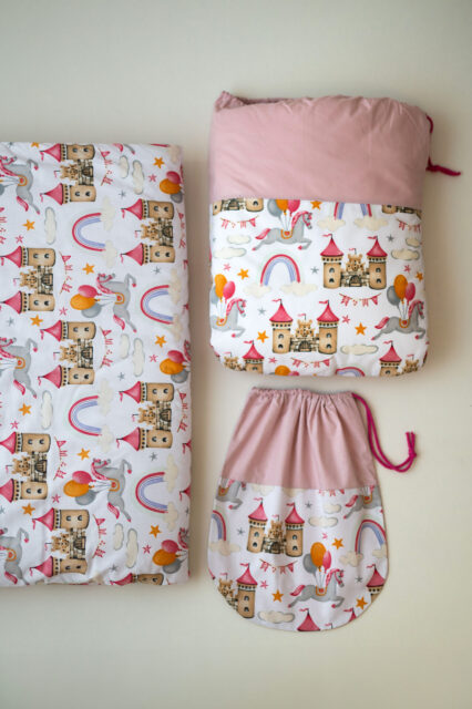 Kocyk do żłobka dla dziewczynki 100×135 cm królestwo