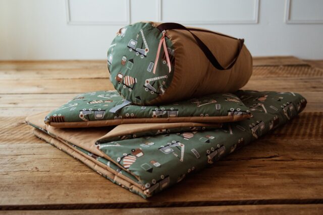 Kocyk do żłobka pościel dla chłopca auta zielone carmel