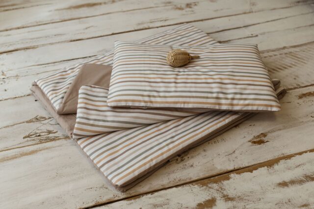 Kocyk do żłobka w paski zestaw 3w1 poduszka + pokrowiec